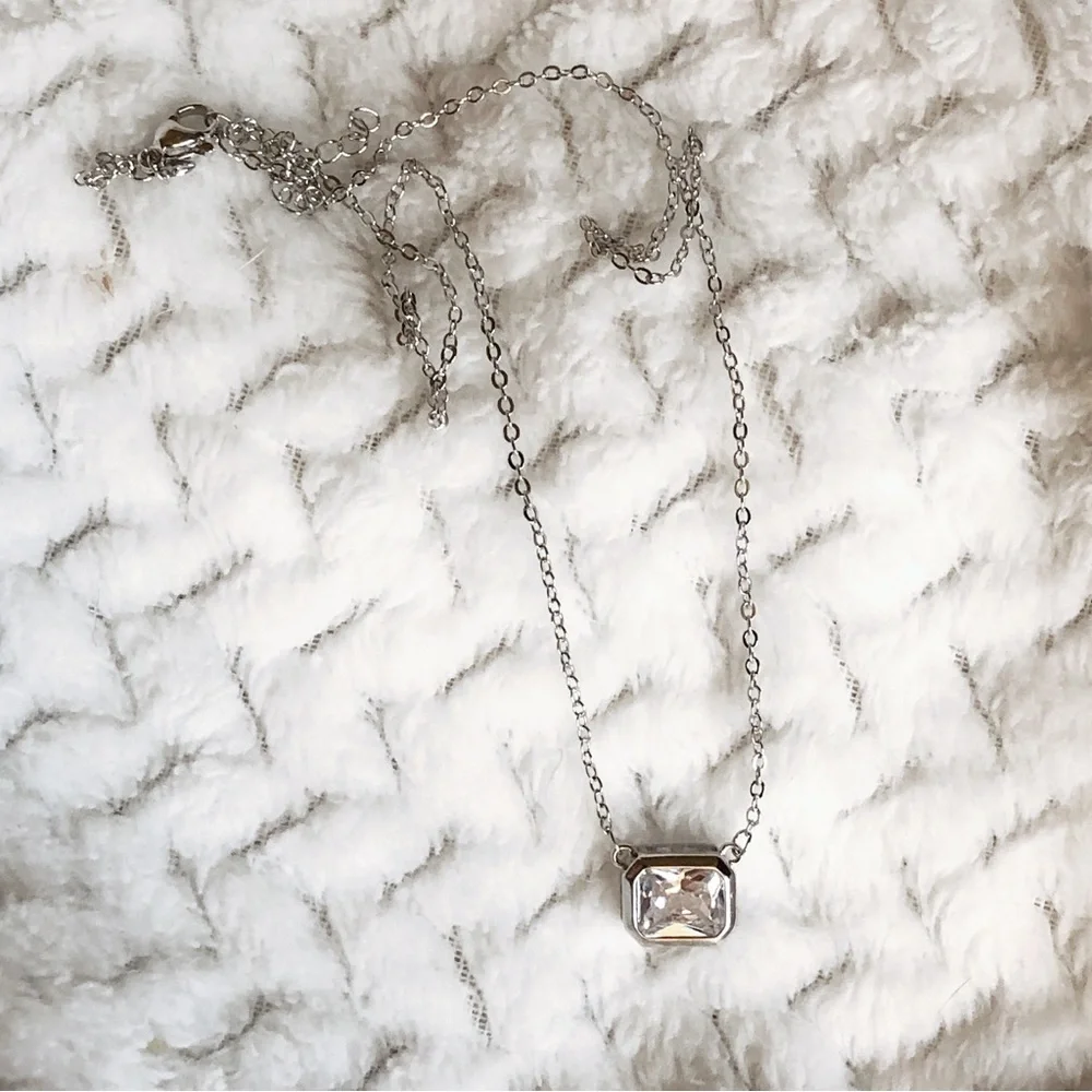 Elegant Silver Necklace with Clear Gemstone - Picture 8 of 9